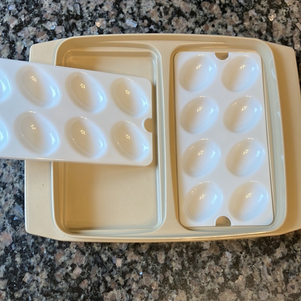 Tupperware Deviled Egg Container - Picture 3 of 6